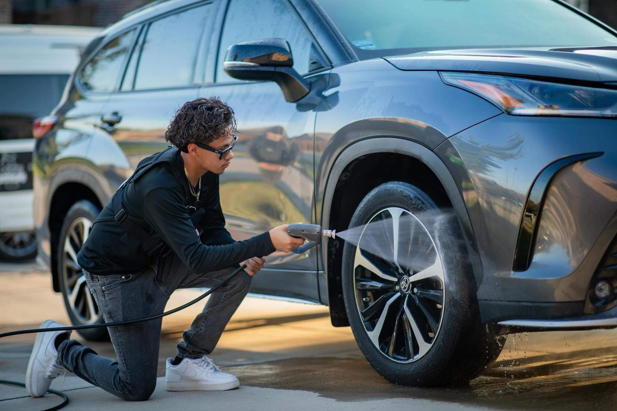 Mobile wheel detailing on an SUV